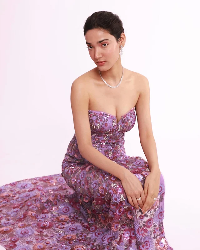 সাদামাটা সাজের সঙ্গে মেধার ফুলেল ডিজাইনের ল্যাভেন্ডার-পার্পল গাউন চোখ জুড়াচ্ছে