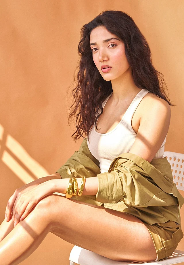 সাদা ব্রালেট দিয়ে হালকা জলপাই রঙের শর্টস ও ম্যাচিং জ্যাকেট পরেছেন মেধা 