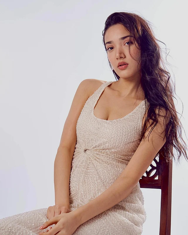 এখানে তিনি পরেছেন নট ডিজাইনের বেইজ স্লিভলেস নিটওয়্যার ড্রেস