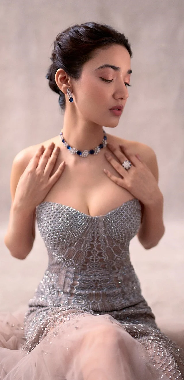 অফ দ্য শোল্ডার করসেট গাউনের সঙ্গে নজরকাআ কস্টিউম জুয়েলারি পরেছেন মেধা 