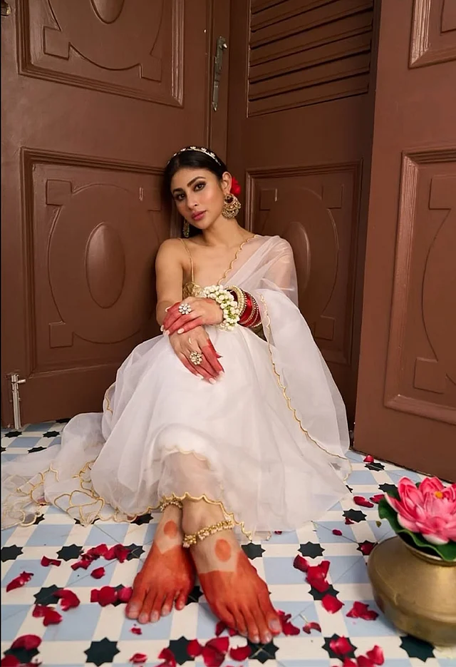 তবে সবার আগে চোখে পড়ছে ভরপুর আলতার সাজ। হাতে ও পায়ে দরাজ হাতে আলতা পরেছেন এই বং সুন্দরী। আর তাতে আছে ট্র্যাডিশনাল রাস্টিক ডিজাইন।