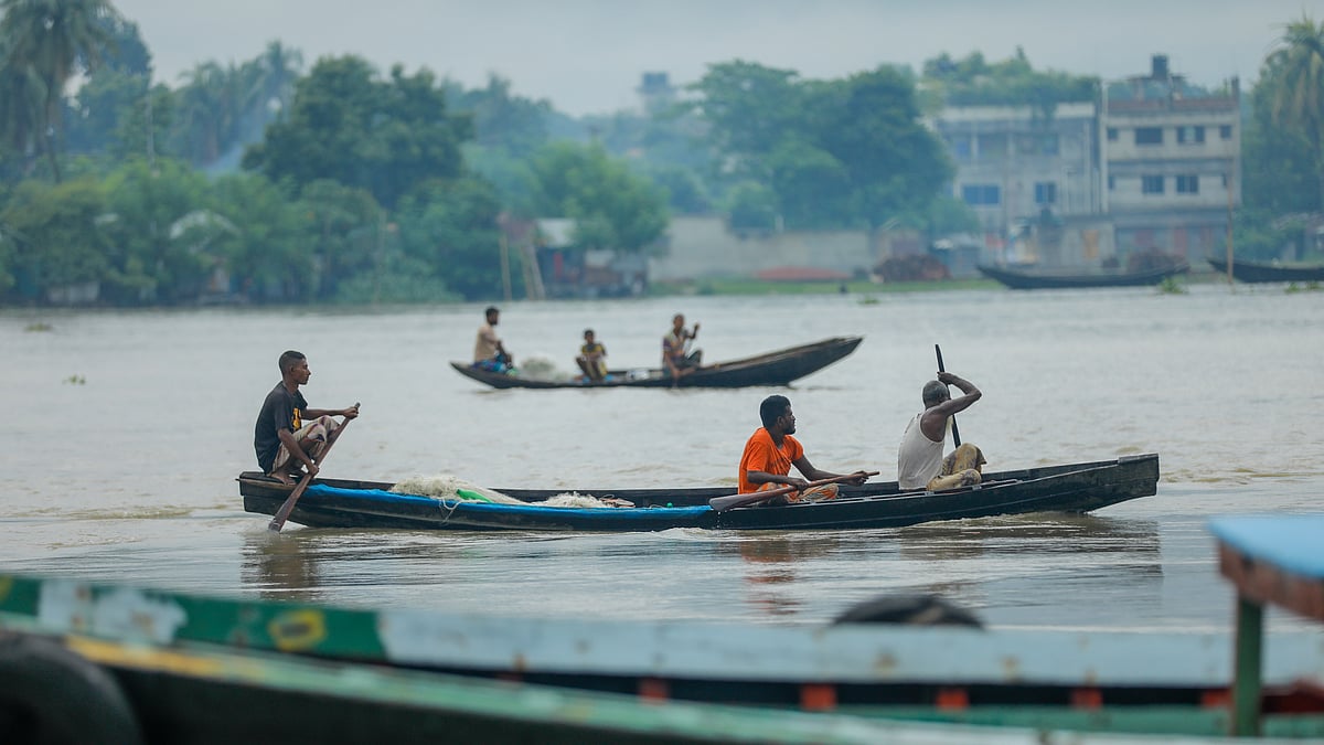 নৌকা নিয়ে মাছ ধরতে নেমেছেন মৎস্যজীবীরা।