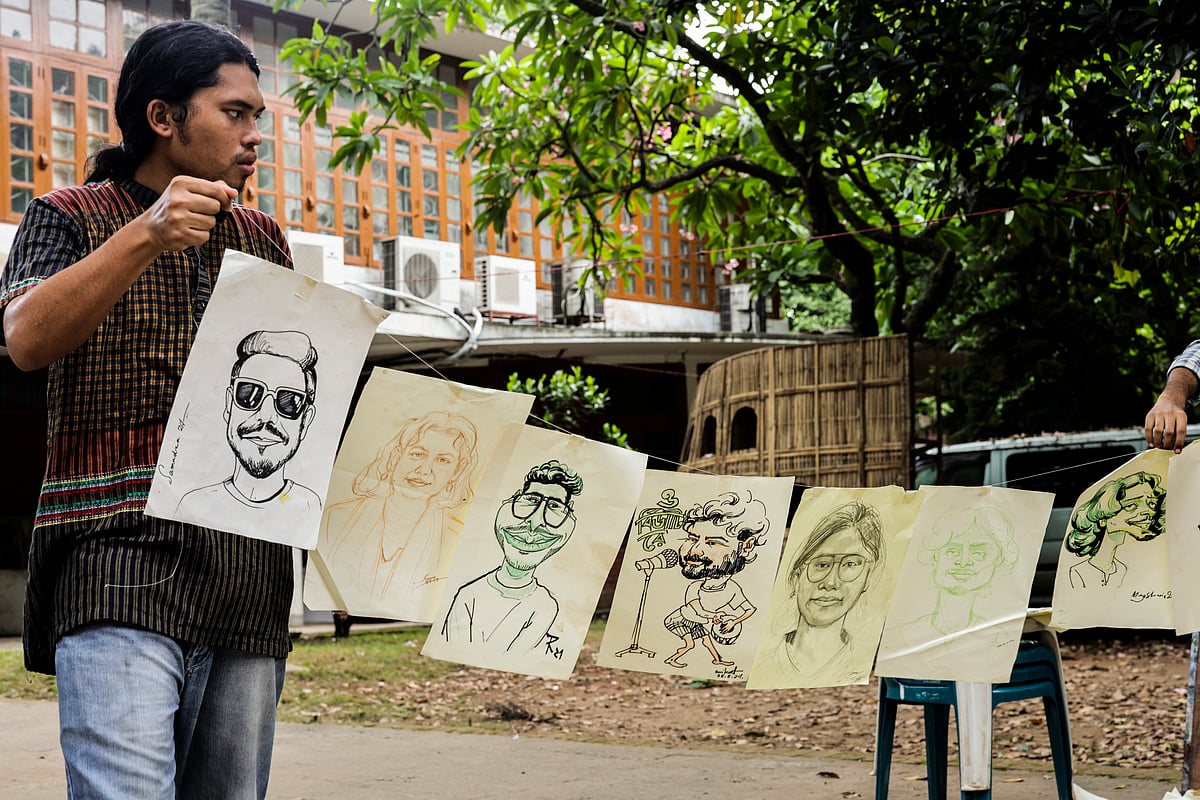 ছবি এঁকে দেন চারুকলার শিক্ষার্থীরা। প্রতিটি ছবি ৩০০ টাকা করে বিক্রি করা হয়। এই টাকা দেওয়া হবে বন্যাদুর্গতদের জন্য।