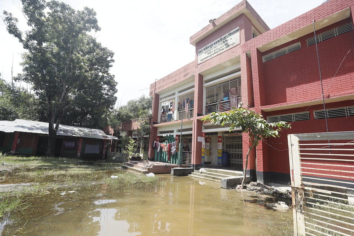 উত্তর করিমপুর সরকারি প্রাথমিক বিদ্যালয় প্রাঙ্গণে এখনো জমে আছে বন্যার পানি।