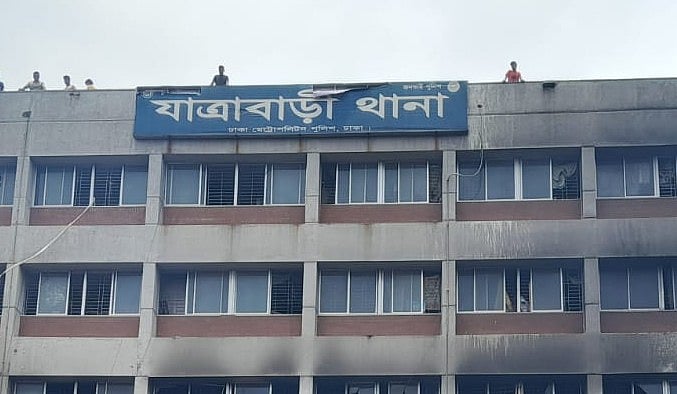 এবার যাত্রাবাড়ী থানার সামনে ককটেল বিস্ফোরণ, অটোচালক আহত