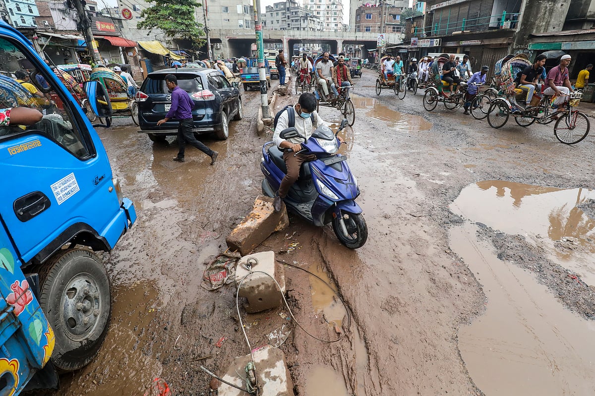 খানাখন্দে ভরা সড়ক থেকে বাঁচতে অনেকেই বাধ্য হয়ে উল্টো পথে যাওয়ার চেষ্টা করেন।