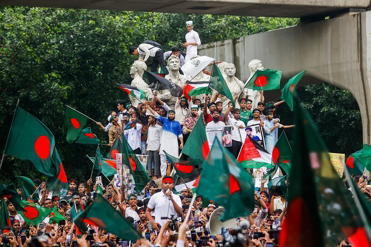 রাজু ভাস্কর্যের সামনে সমাবেশে বক্তব্য দিচ্ছেন বৈষম্যবিরোধী ছাত্র আন্দোলনের নেতা হাসনাত আবদুল্লাহ।