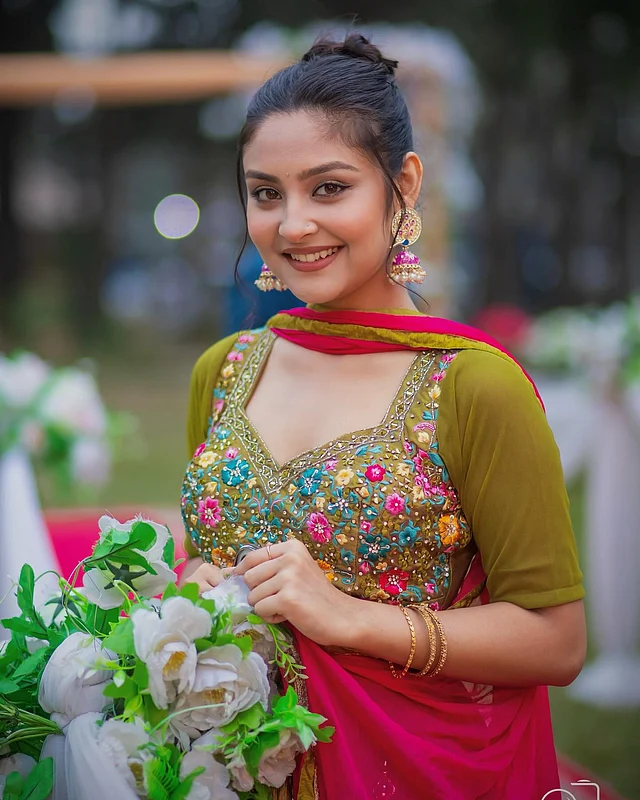  জলপাই সবুজ আর ম্যাজেন্টার কম্বিনেশনের এই সালোয়ার–কামিজ সেটে ফুটে উঠেছে ফুলেল এমব্রয়ডারির কাজ। কানে পরা ঝুমকাতেও রয়েছে একই রঙের ছোঁয়া। সব মিলিয়ে এই এথনিক লুকে বেশ সুন্দর লাগছে অভিনেত্রীকে
