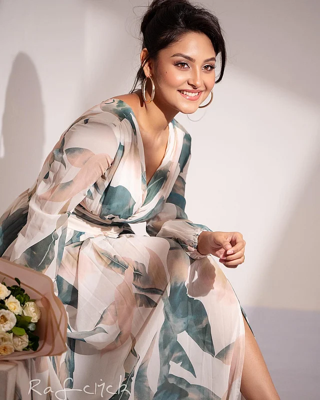 ম্যাক্সি ড্রেসের ওয়েস্টার্ন লুকে। অভিনেত্রী এর সঙ্গে কানে পরতে বেছে নিয়েছেন বড় রিং। মেকআপে ফুটে উঠেছে গ্লসি আমেজ 