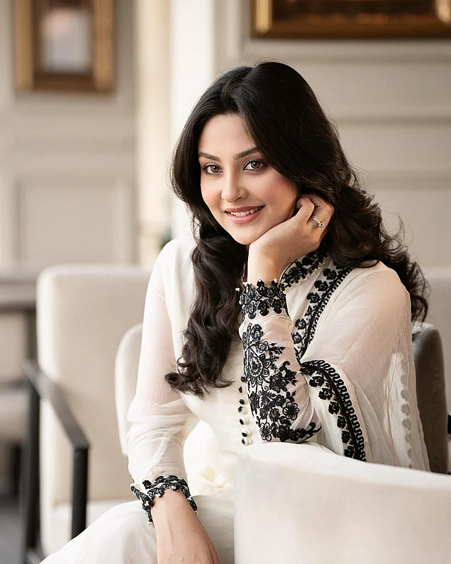 সাদা-কালো সালোয়ার–কামিজের এথনিক লুকে 