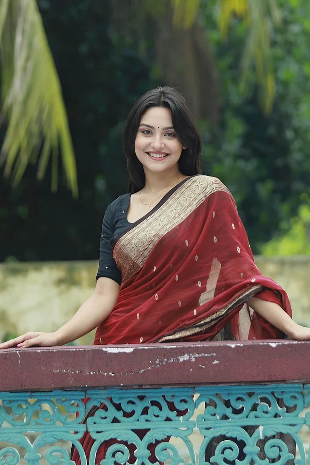 তাঁতের শাড়ি, কালো ব্লাউজের সঙ্গে মিনিমাল মেকআপ আর কালো টিপে মোহনীয় নীহা 