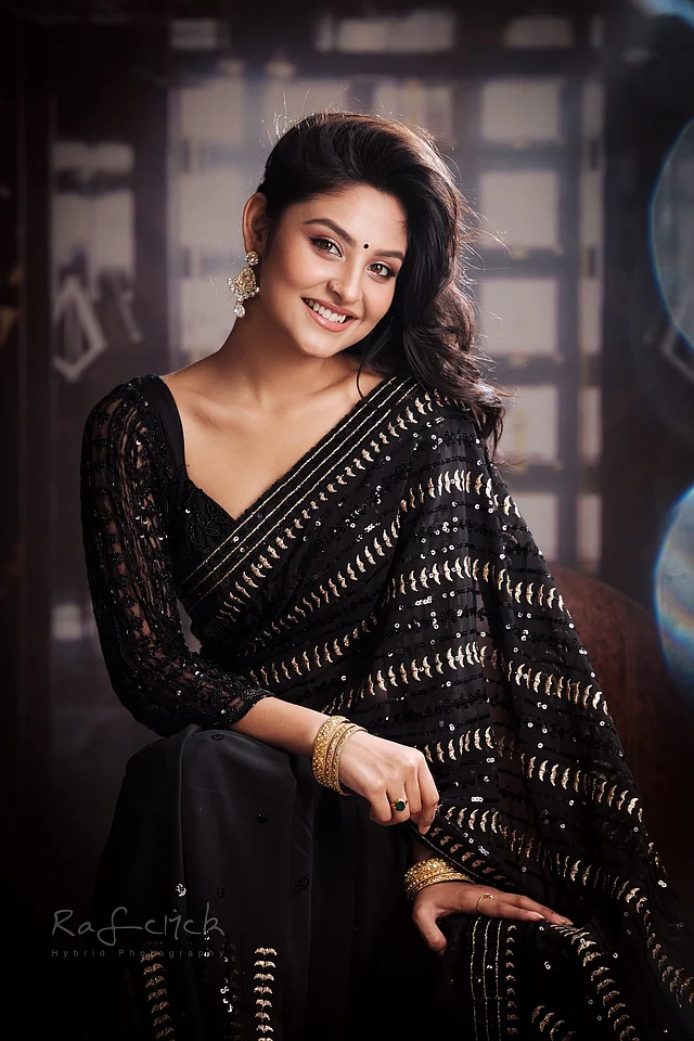 ঝলমলে কালো শাড়ির লুকে যেন দ্যুতি ছড়াচ্ছেন অভিনেত্রী 