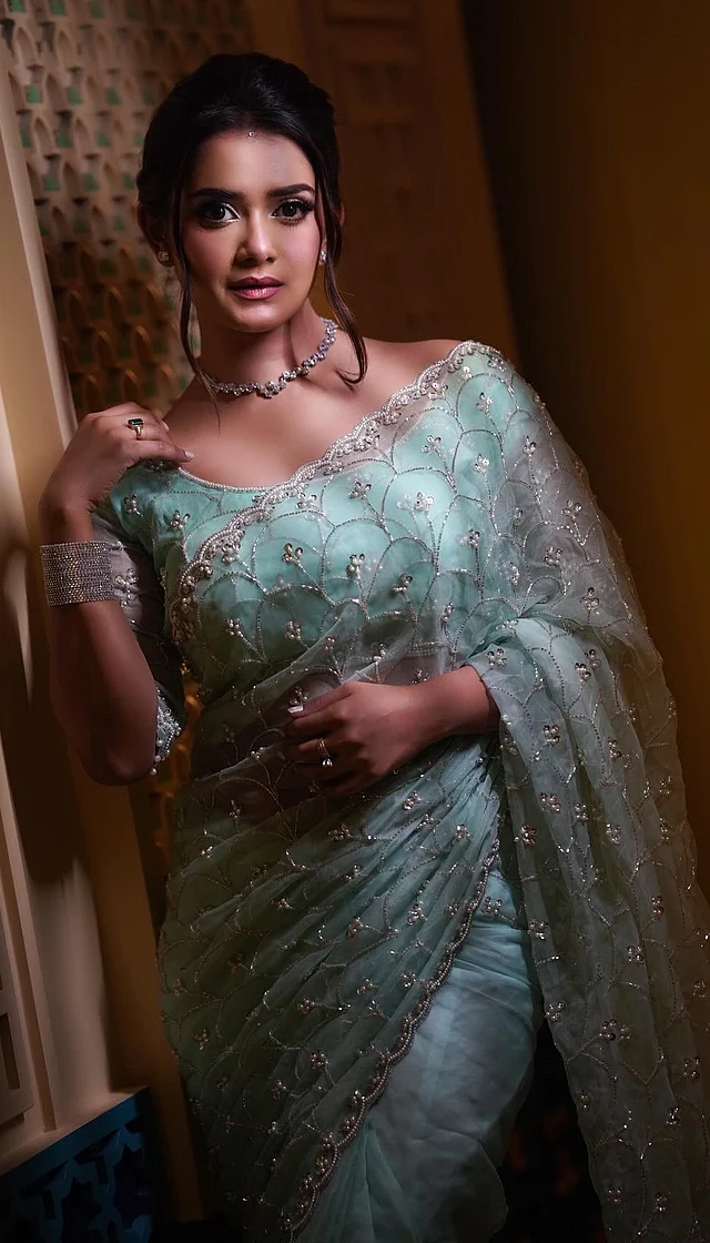 সাজে একেবাড়েই বাড়াবাড়ি নেই তিশার এখানে। লিপকালার হালকা ও গ্লসি ধরনের। 