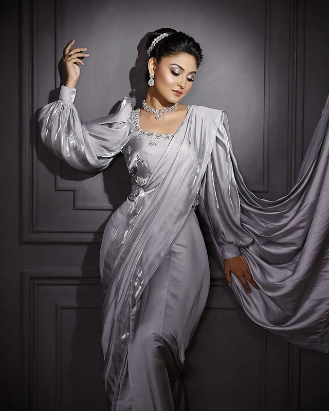 সিলভার রঙের গর্জিয়াস পোশাকে ফ্রেমবন্দী হয়েছেন অভিনেত্রী। বেলুন স্লিভ ব্লাউজের সঙ্গে পরেছেন একই রঙের শাড়ি। তাঁর মনোক্রমাটিক লুকে শোভা বাড়িয়েছে সাদা পাথরের জুয়েলারি আর গ্ল্যাম মেকআপ