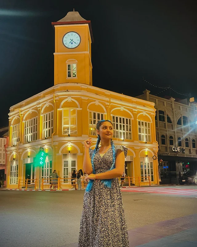 ভ্রমণেও বেশ স্টাইলিশ আর ফিটফাট এই অভিনেত্রী। ফ্লোরাল মিডি ড্রেসের সঙ্গে এই লুকে বিশেষ নজর কেড়েছে রঙিন নীল সুতা দিয়ে করা আফ্রো স্টাইলের বিনুনি