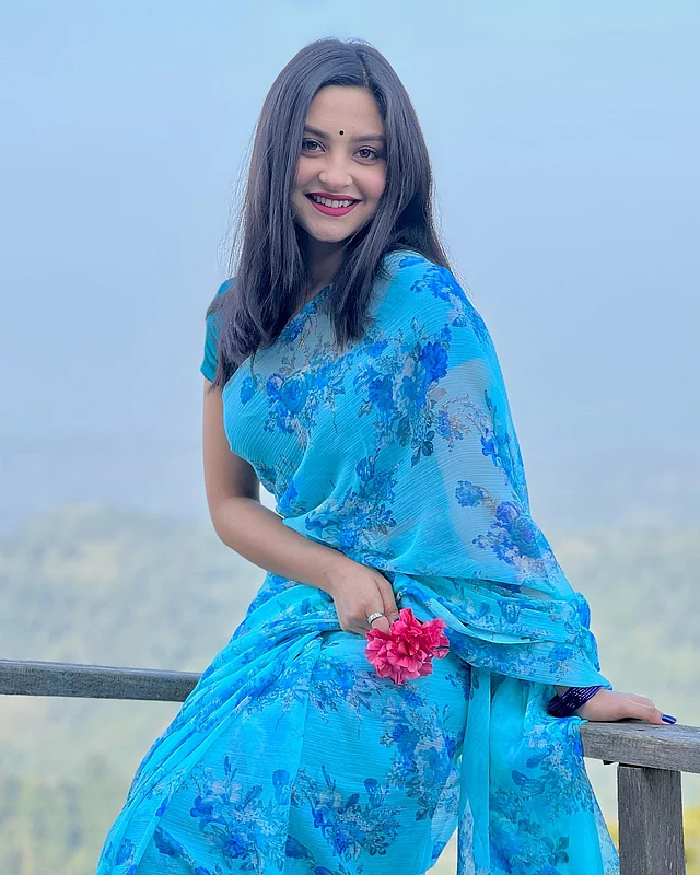 মনে হচ্ছে যেন শরতের নীল আকাশ গায়ে জড়িয়ে আছেন অভিনেত্রী। আকাশি–নীল ফুলেল ছাপের জর্জেট শাড়ি পরেছেন তিনি। সঙ্গে কাচের চুড়ি, কালো টিপ, লিপস্টিক আর মিষ্টি হাসি যোগ করেছে ভিন্ন আবেদন