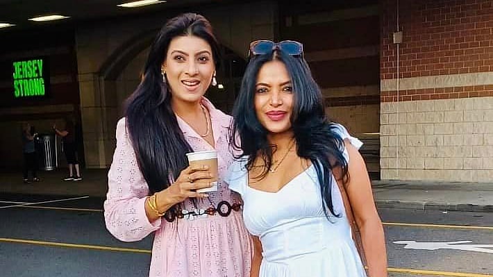 সম্প্রতি যুক্তরাষ্ট্রে বেড়াতে গেছেন মডেল, অভিনয় ও নৃত্যশিল্পী সাদিয়া ইসলাম মৌ। সেখানে বেড়াতে গিয়ে তাঁর সঙ্গে দেখা হয় অভিনয়শিল্পী তমালিকা কর্মকারের। তাঁদের দুজনের আন্তরিক সম্পর্কের কথা বিনোদন অঙ্গনের সবারই কমবেশি জানা। এই সম্পর্কের খাতিরে সেখানে তাঁরা ঘুরে বেড়ান। কয়েকটি স্থিরচিত্র ফেসবুকে প্রকাশিতও হয়েছে। তমালিকা ফেসবুকে লিখেছেন, ‘তুমি এলে এবং আমার দিনটাকে রাঙিয়ে দিলে। বেড়াতে এসে তুমি আমার জন্য নাশতা বানিয়েছ, আমার আহত ডান হাতটা নিয়েও তুমি উদ্বিগ্নতা দেখিয়েছ ... আরও কত কী যে দেখিয়েছ। এই জীবনে তোমাকে পেয়ে নিজেকে ভাগ্যবান মনে করছি। সারা রাত আমরা একসঙ্গে কথা বলেছি। আমরা একসঙ্গে কেনাকাটাও করতে গেলাম। ভালোবাসা মৌ।’