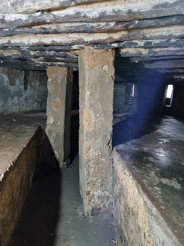 এখানে গাড়াগাদি করেে রাখা হত দাসদের
