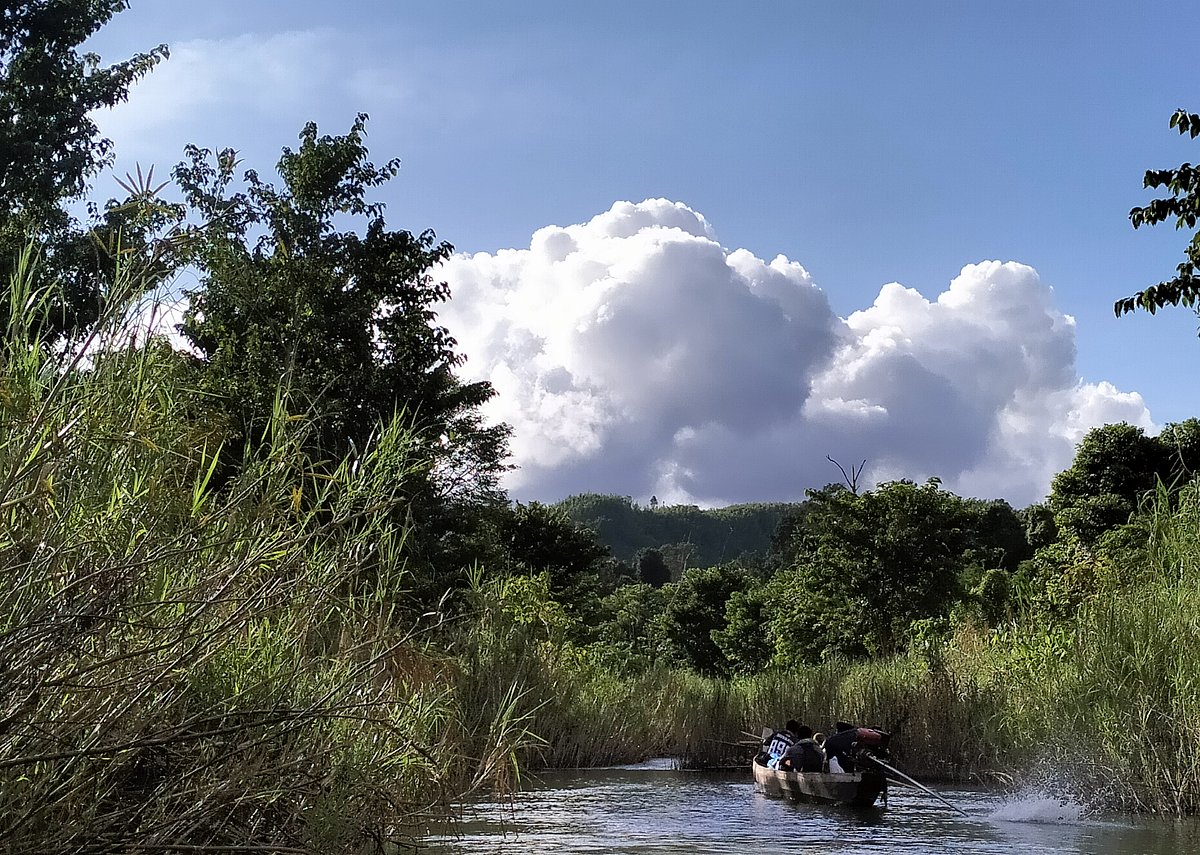 পাহাড় ও মেঘের মিতালি।