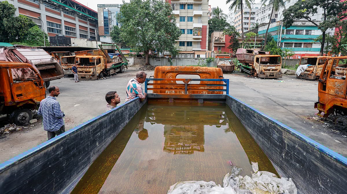 ঢাকা উত্তর সিটি করপোরেশনের অঞ্চল-৪ অফিসের সামনে পড়ে থাকা পিকআপে জমে আছে পানি। 