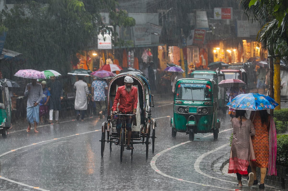 বৃষ্টির কারণে চলাচলে ভোগান্তিতে পড়েন পথচারীরা।
