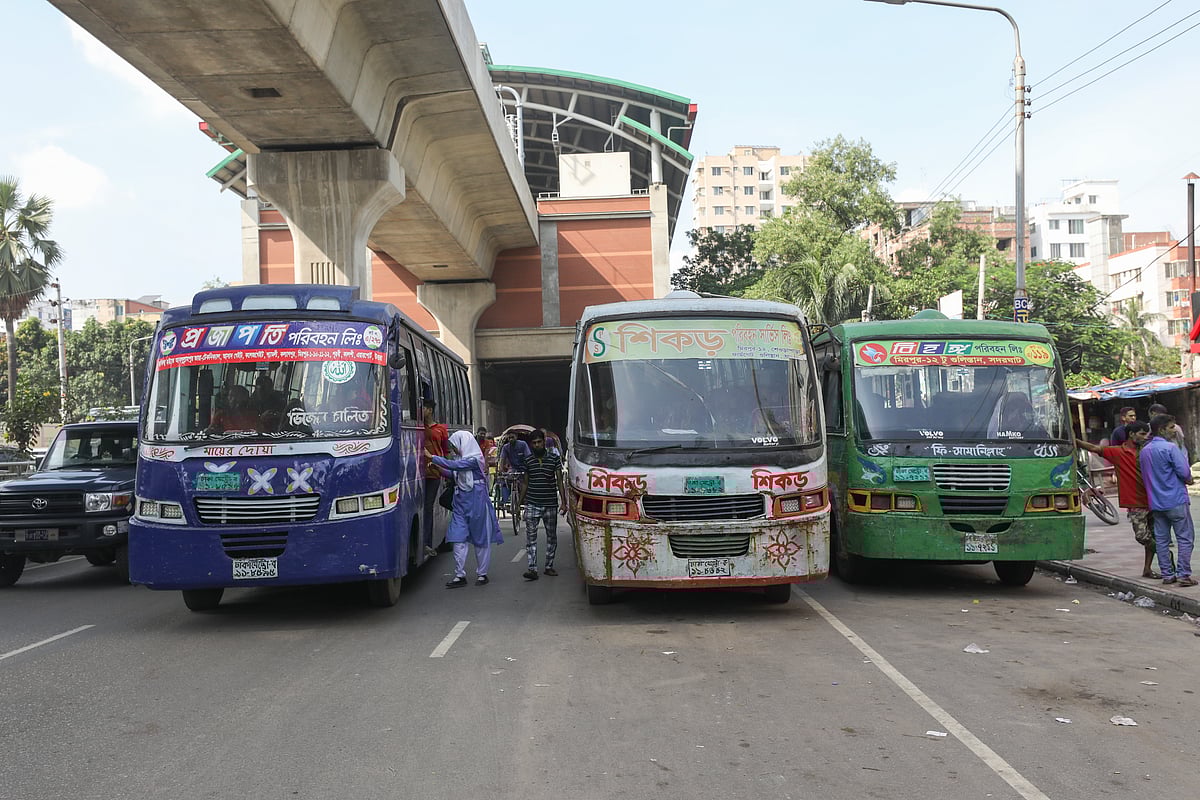 অর্ধেক সড়ক দখল করে বাস পার্ক করে রাখা হয়েছে। এর মধ্যে মাঝপথ থেকে যাত্রী তুলছেন এক চালক। এ দৃশ্য পল্লবীর 