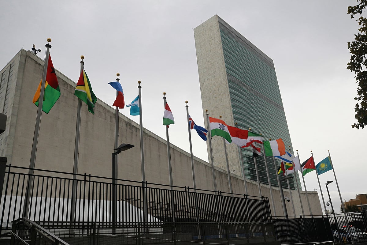 জাতিসংঘের সদর দপ্তরের সামনে বিভিন্ন দেশের জাতীয় পতাকা। 