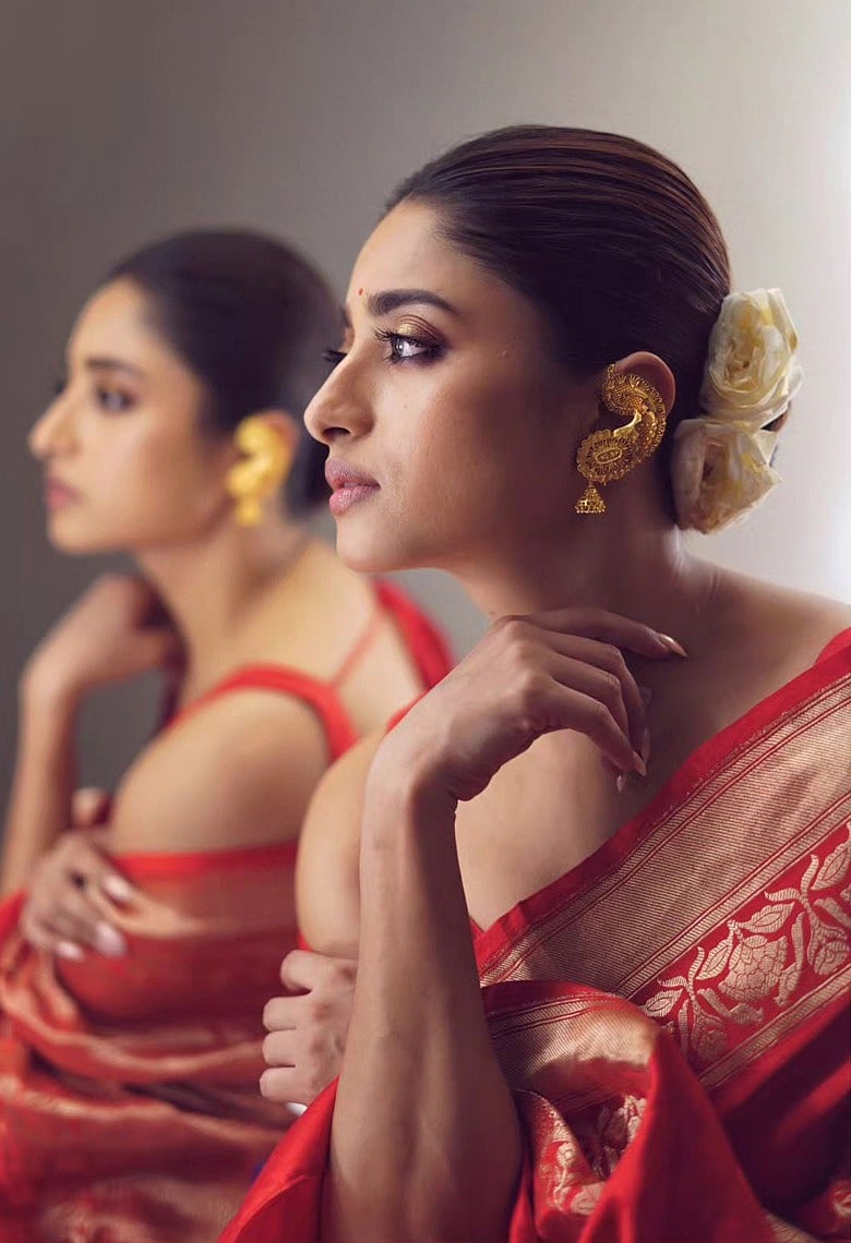 লাল শাড়ির মোহনীয় সাবেকি সাজে ঈশা