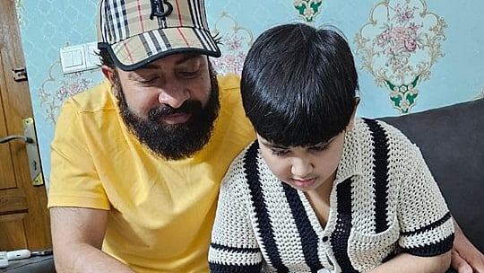 দুই মাসেরও বেশি সময় যুক্তরাষ্ট্রে ছিলেন শাকিব খান। তার আগে সপ্তাহখানেক ছিলেন দুবাইয়ে। গত বৃহস্পতিবার বাংলাদেশে ফিরেছেন শাকিব খান। পরদিনই ছিল ছেলে আব্রাম খান জয়ের জন্মদিন। দিনটি উপলক্ষে বাবা শাকিব খান ও সন্তান আব্রাম খান জয়ের কেক কাটার কয়েকটি স্থিরচিত্র ফেসবুকে পোস্ট করেছেন অপু বিশ্বাস। ক্যাপশনে লিখেছেন, ‘বাবা এবং সন্তান একত্রিত হয়, কেকের স্বাদটাও বেড়ে যায় অনেক।’ এ দিকে নিজের ফেসবুক পেজে পোস্ট করা সেসব স্থিরচিত্র অপু নিজের আইডিতেও পোস্ট করেছেন। কিছু না লিখে সন্তান ও সন্তানের বাবা শাকিবের প্রতি ভালোবাসা প্রদর্শন করতে শুধুই দুটি ভালোবাসার ইমোজি দিয়েছেন। ফেসবুক পেজে পোস্ট করা স্থিরচিত্র আজ রোববার দুপুর সাড়ে ১২টা পর্যন্ত এক লাখের বেশি প্রতিক্রিয়া পড়েছে। মন্তব্য এসেছে আট হাজারের কাছাকাছি। শেয়ার হয়েছে চার শতাধিক।