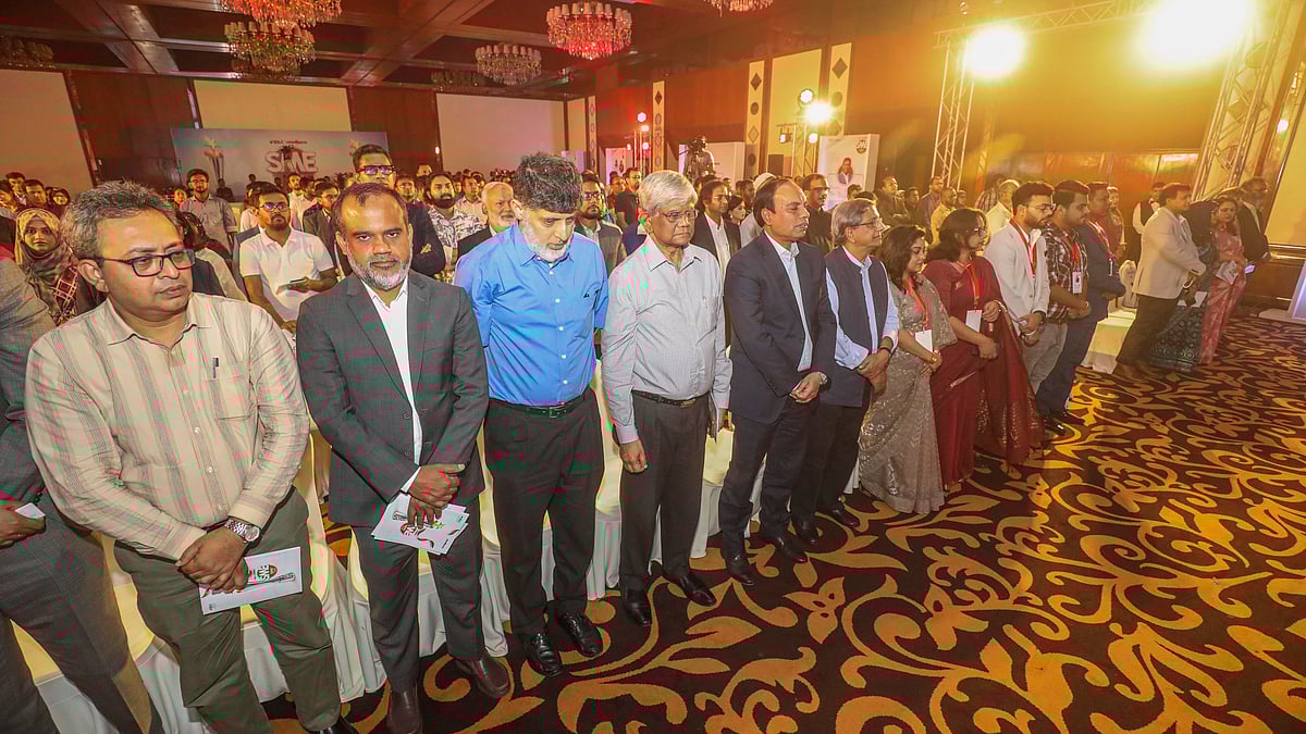 ছাত্র-জনতার অভ্যুত্থানে যাঁরা জীবন দিয়েছেন, সেই সব শহীদের স্মরণে এক মিনিট নীরবতা পালন করা হয়।