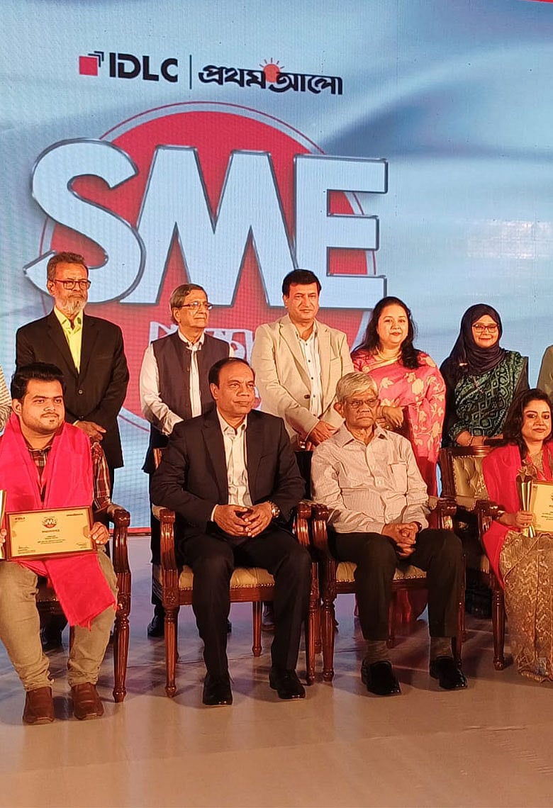 আইডিএলসি-প্রথম আলো এসএমই পুরস্কারের বর্ণাঢ্য আয়োজনে বিজয়ী হলেন ৭ সৃজনশীল উদ্যোক্তা