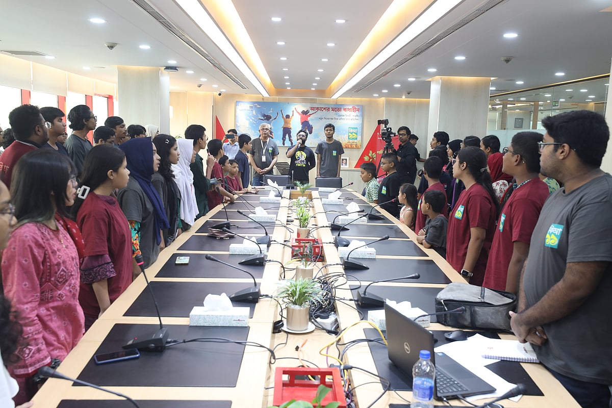 জাতীয় সংগীত গেয়ে অনুষ্ঠান শুরু করা হয়।