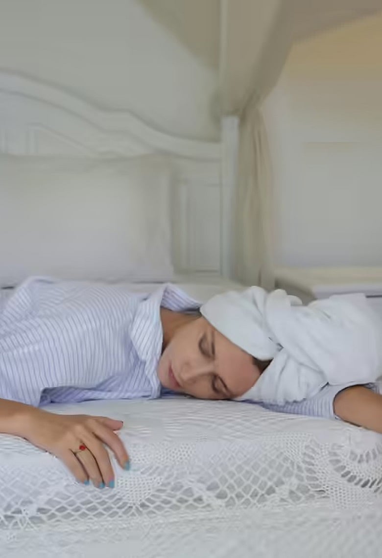 ভেজা চুলে ঘুমানো কি আসলেই ক্ষতিকর