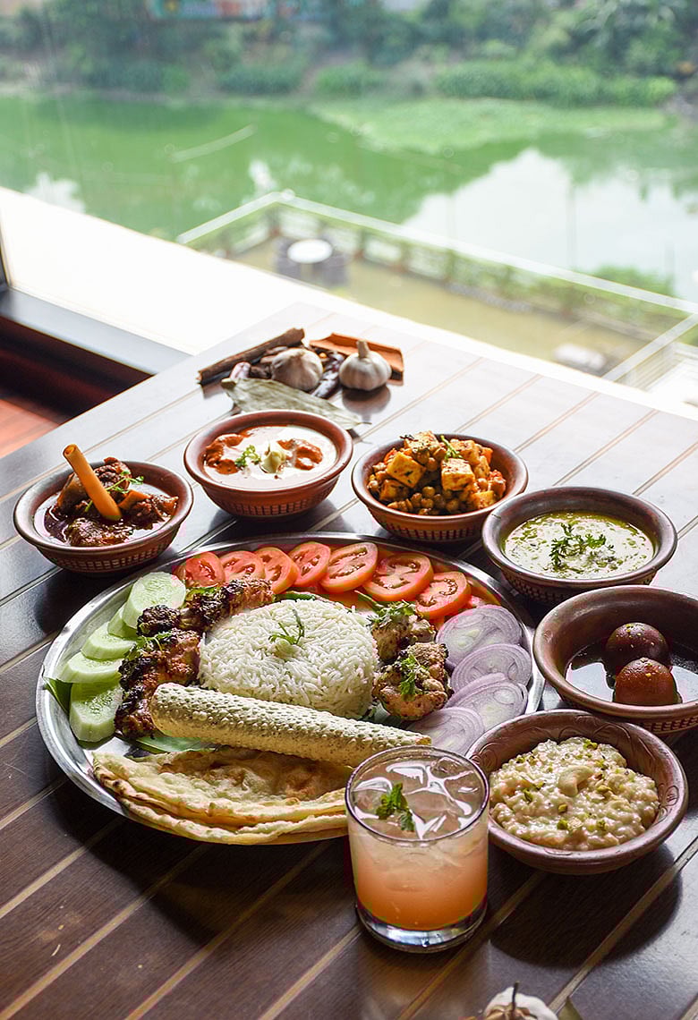 স্মৃতিময় দুর্গাপূজা ৪: ঢাকার মহাভোজের ইতিবৃত্ত 