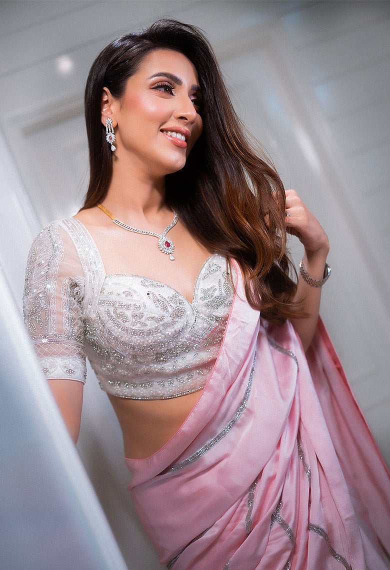 স্টেটমেন্ট ব্লাউজের আকর্ষণীয় লুকে মিম