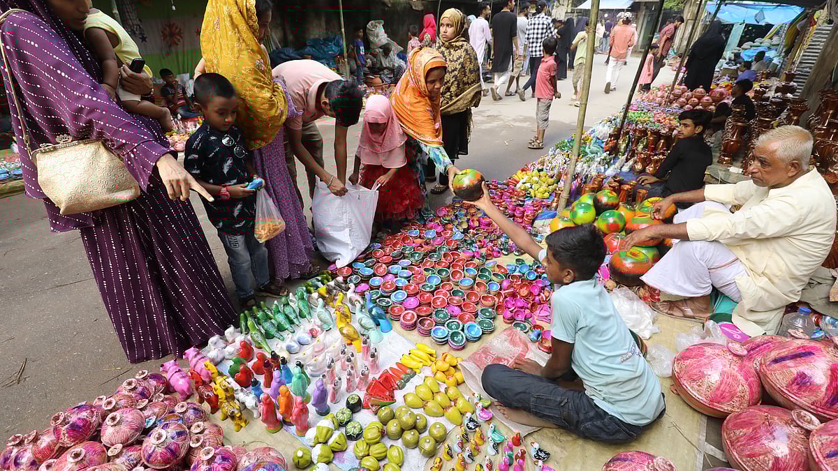পূজার মেলায় বাহারি পণ্য সাজিয়ে বসেছেন পাল সম্প্রদায়ের লোকজন। সেখান থেকে পছন্দের জিনিসটি কিনে নিচ্ছেন সবাই।