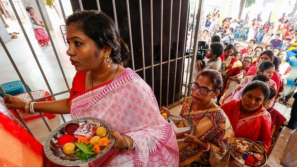 বরণডালা হাতে দেবী দুর্গার কাছে যাওয়ার অপেক্ষা।