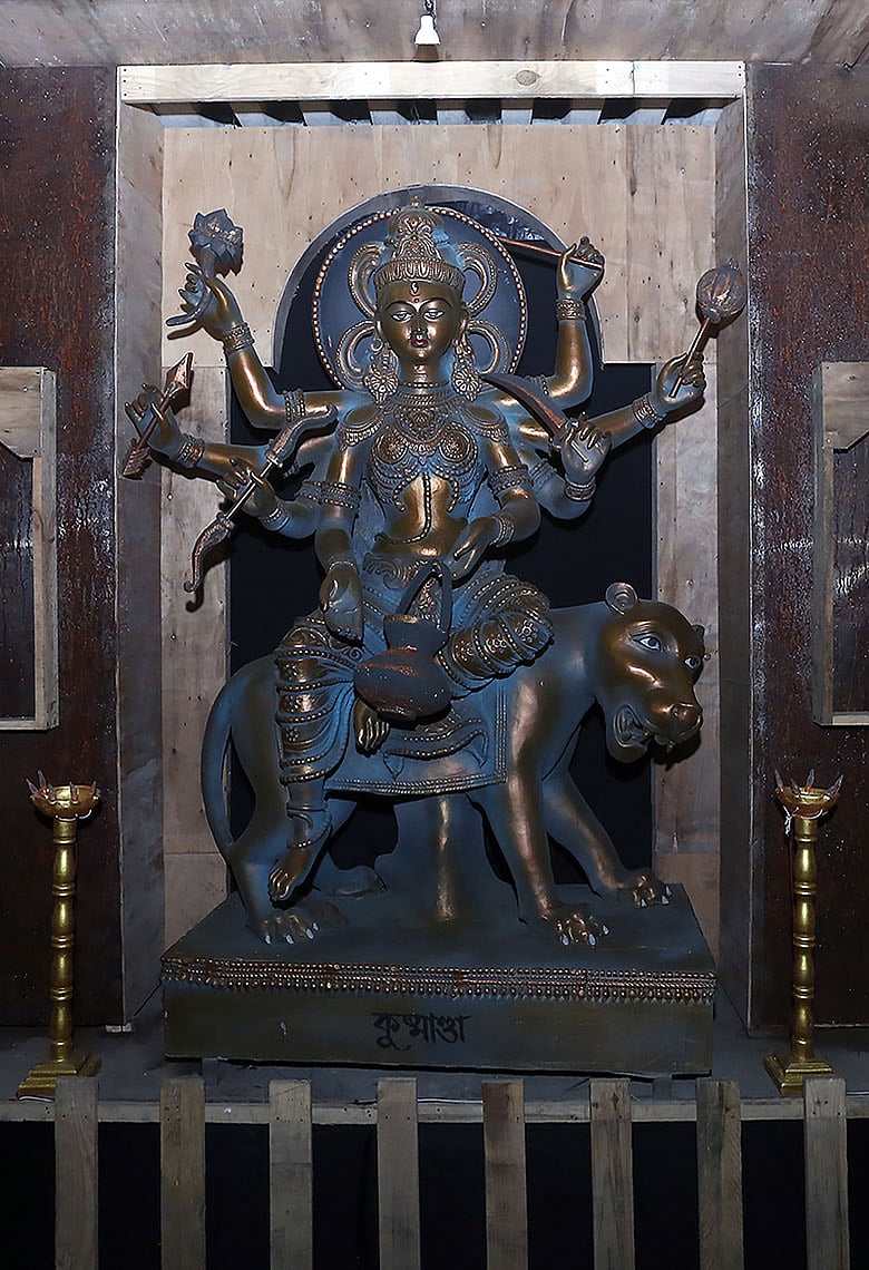 চট্টগ্রামে ঐতিহ্যবাহী পাঁচ প্রাচীন পূজামণ্ডপের নান্দনিক আয়োজন