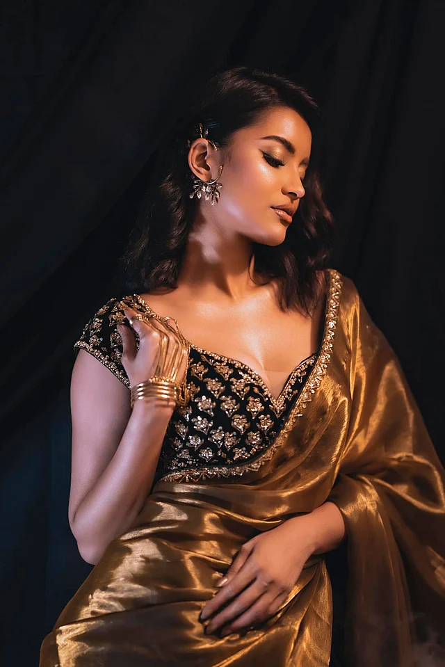 কপার গোল্ড শাড়ির সঙ্গে জমকালো কাজের ডিপনেক ব্লাউজের লুকে অভিনেত্রী। তাঁর মেকআপ আর গয়না বিশেষভাবে নজর কাড়ছে। 