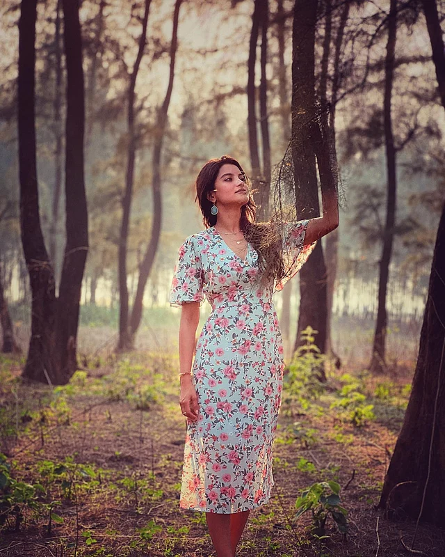 ফ্লোরাল মিডি ড্রেসের লুকে প্রকৃতির সঙ্গে সময় কাটাচ্ছেন অভিনেত্রী। 