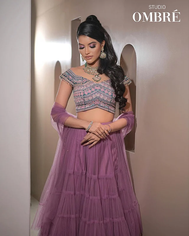 ফ্যাশন ব্র্যান্ড ফেস্টিভ ভাইভের খুব সুন্দর একটি ফেন্সি লেহেঙ্গায় অভিনেত্রী এখানে ফ্রেমবন্দী হয়েছেন।