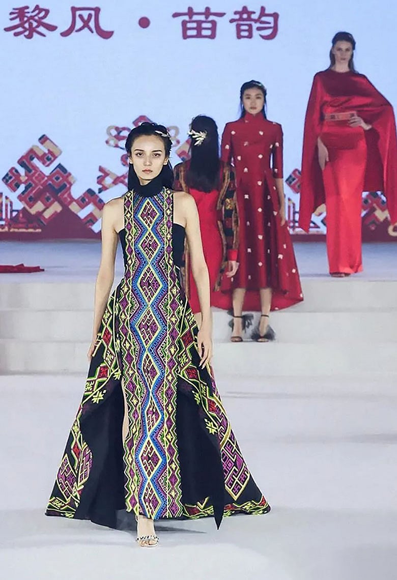 মিয়াও এমব্রয়ডারি: চোখধাঁধানো রং আর নকশায় অনবদ্য