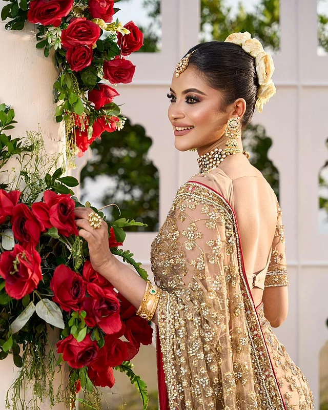 সিকুইনের নিখুঁত কাজ করা সোনালি শাড়ি আর ব্যাকলেস ব্লাউজের আবেদন ছড়ানো ব্রাইডাল লুকে অভিনেত্রী। সাজে শোভা বাড়িয়েছে কুন্দনের ভারী গয়না, গোলাপসজ্জিত খোঁপা আর গর্জিয়াস মেকআপ।
