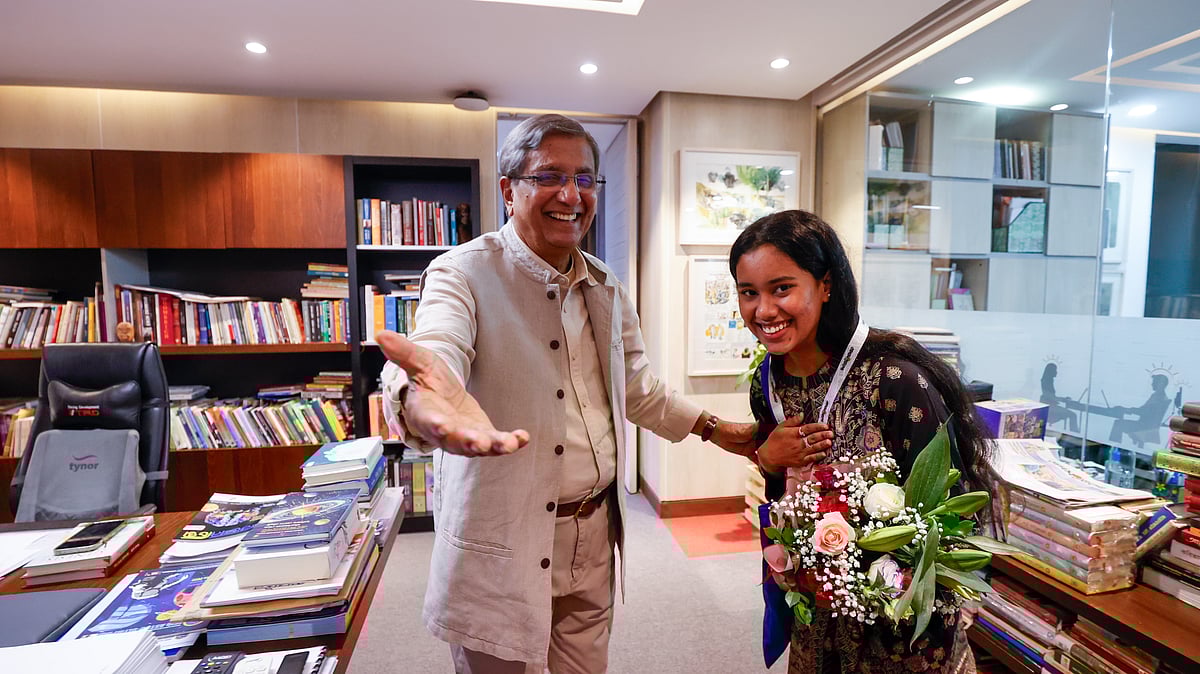 আয়েশাকে পরিচয়পত্র পরিয়ে দেন প্রথম আলোর সম্পাদক মতিউর রহমান।