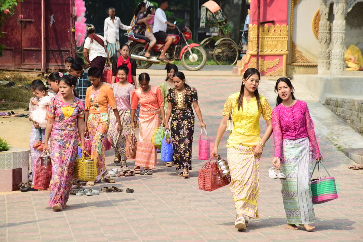 সকাল থেকেই ধর্মপ্রাণ পুণ্যার্থীরা বোমাং রাজবিহার ও উজানীপাড়া বিহারে ভিড় করেন। তাঁরা প্রথমে ভিক্ষুমণ্ডলীকে ছইং (আহার্য) প্রদান করেন। 