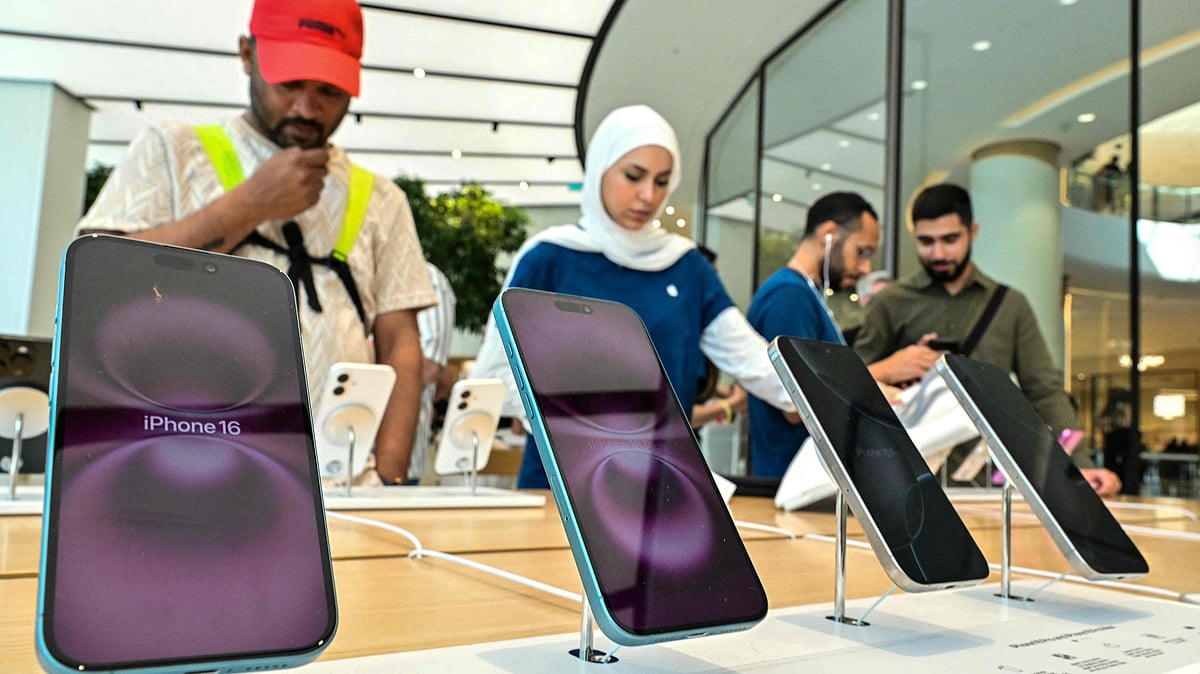 নতুন আইফোন কিনে বিপাকে ব্যবহারকারীরা