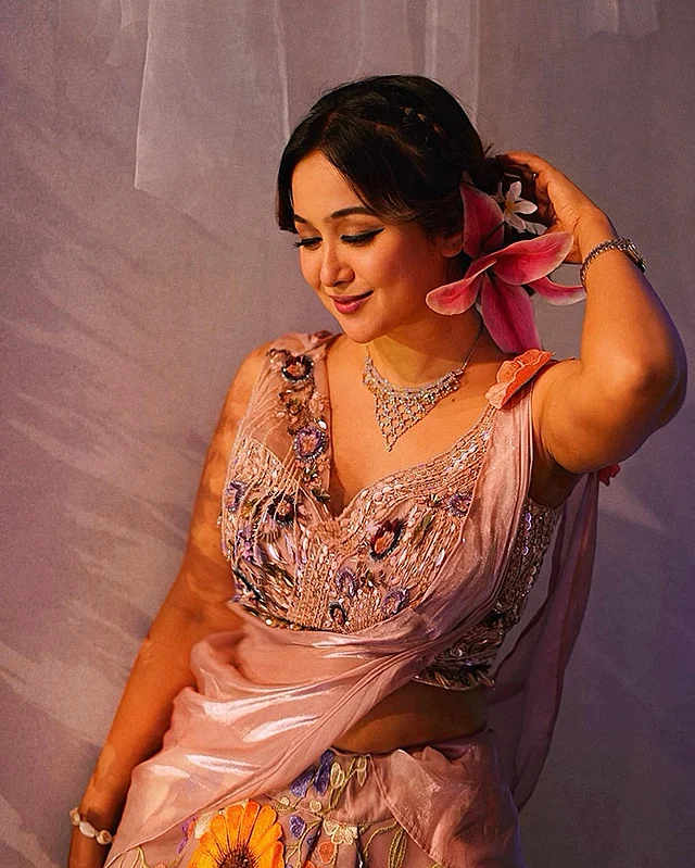 ফিউশন শাড়ির লুকে চোখজুড়ানো সুন্দর লাগছে চমককে। 