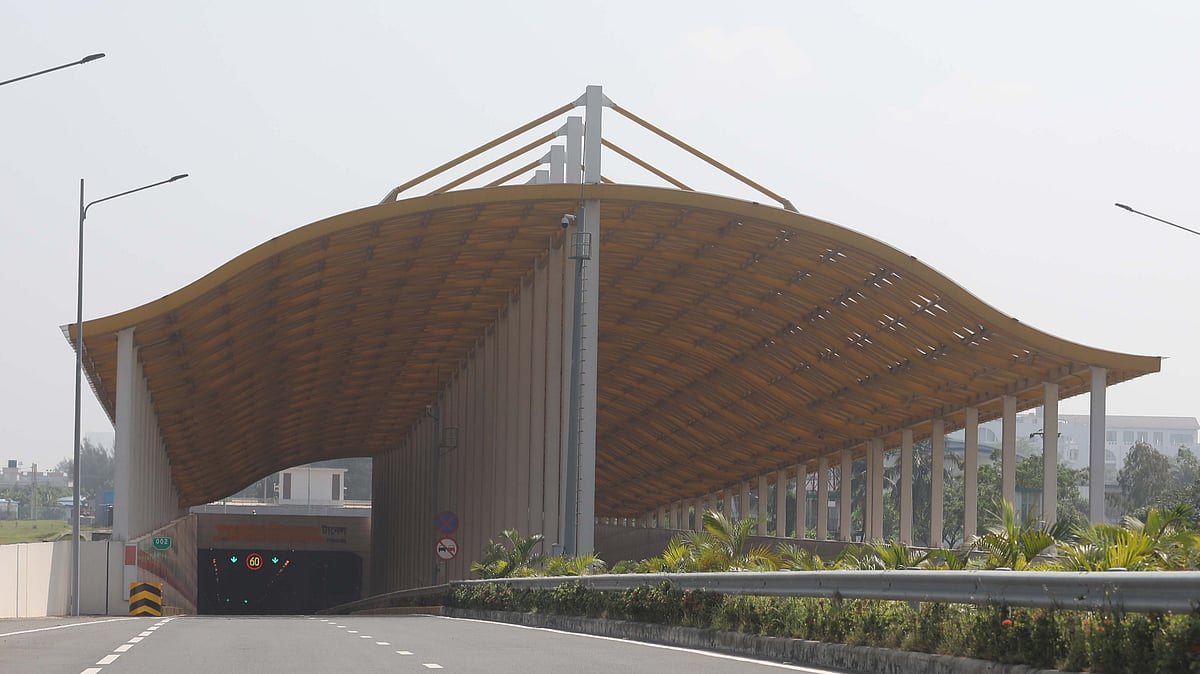 টানেলের প্রবেশমুখে দেওয়া ছাউনি।