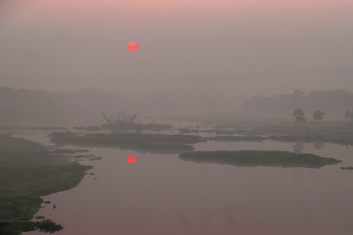‘হায় হেমন্তলক্ষ্মী, তোমার নয়ন কেন ঢাকা, হিমের ঘন ঘোমটাখানি ধুমল রঙে আঁকা’ কবিগুরুর ভাষায় হেমন্তের বর্ণনা যেন এই ছবির মতো। 