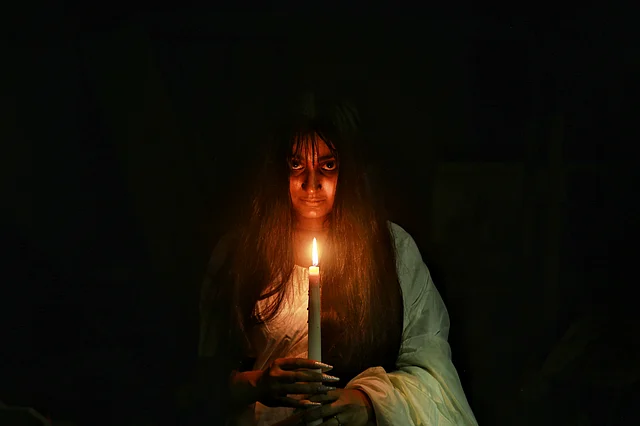 হঠাৎ পিছনে ফিরে যদি তাকে দেখতে পান, কেমন হবে বলুন তো?